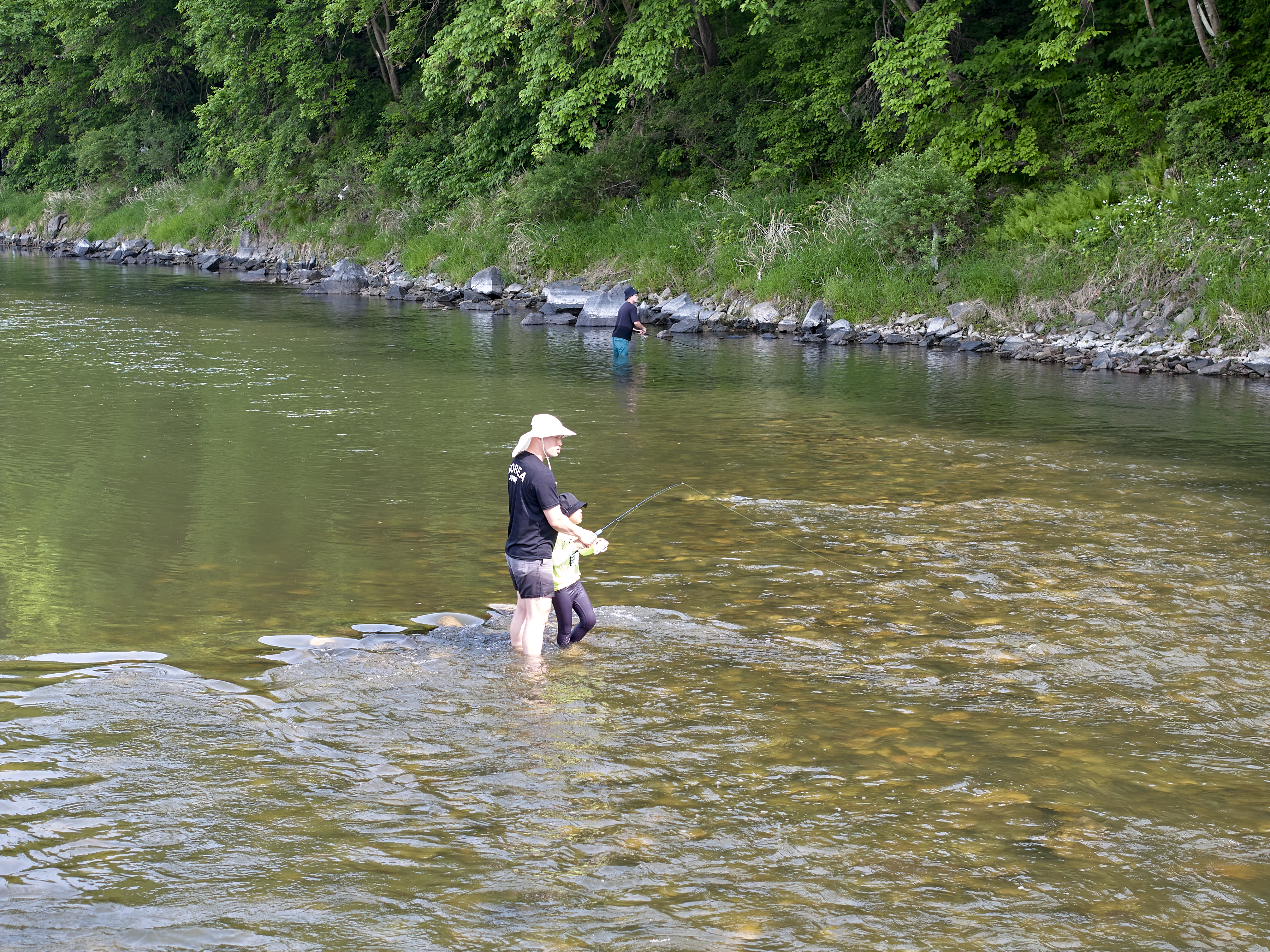아이와 아빠가 함께 홍천강에서 낚시하는 사진