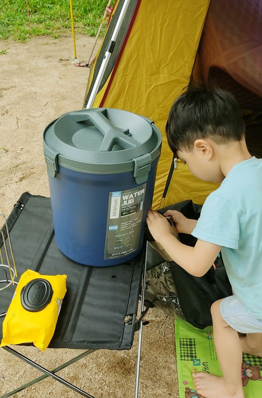 쿠웅이가 워터저그로 물을 떠먹는 장면 경량 테이블 모서리에 무거운 워터저그를 올려놓아 불안해보임