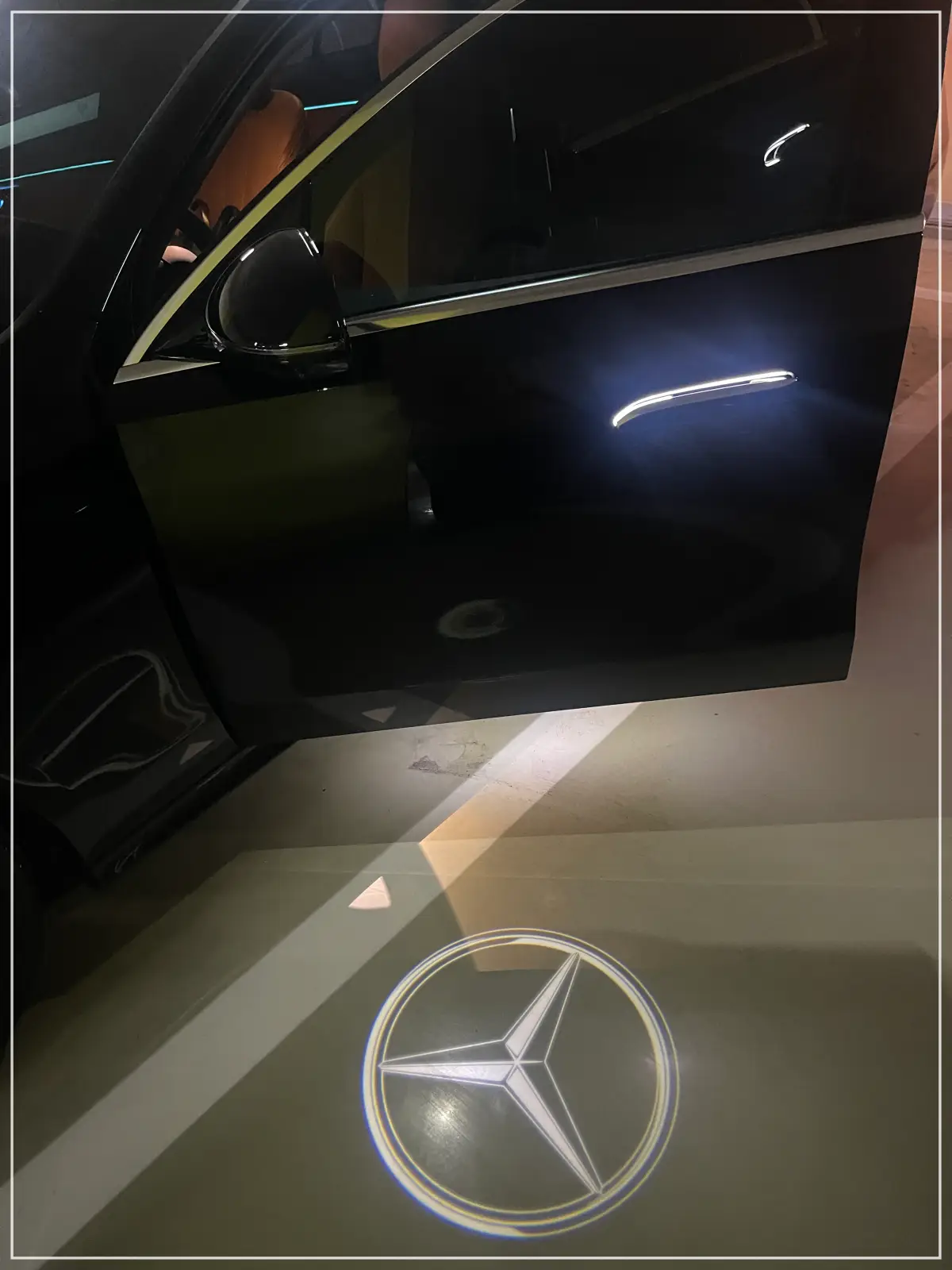 벤츠 로고 도어 라이트가 켜져 있는 모습