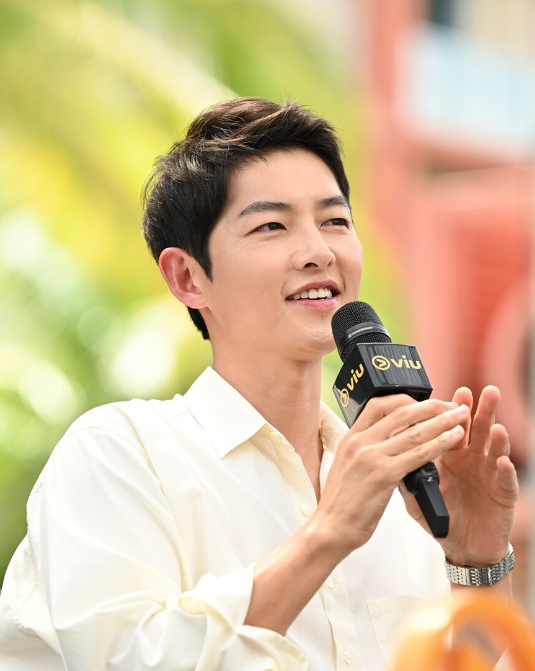 송중기-웃음-마이크