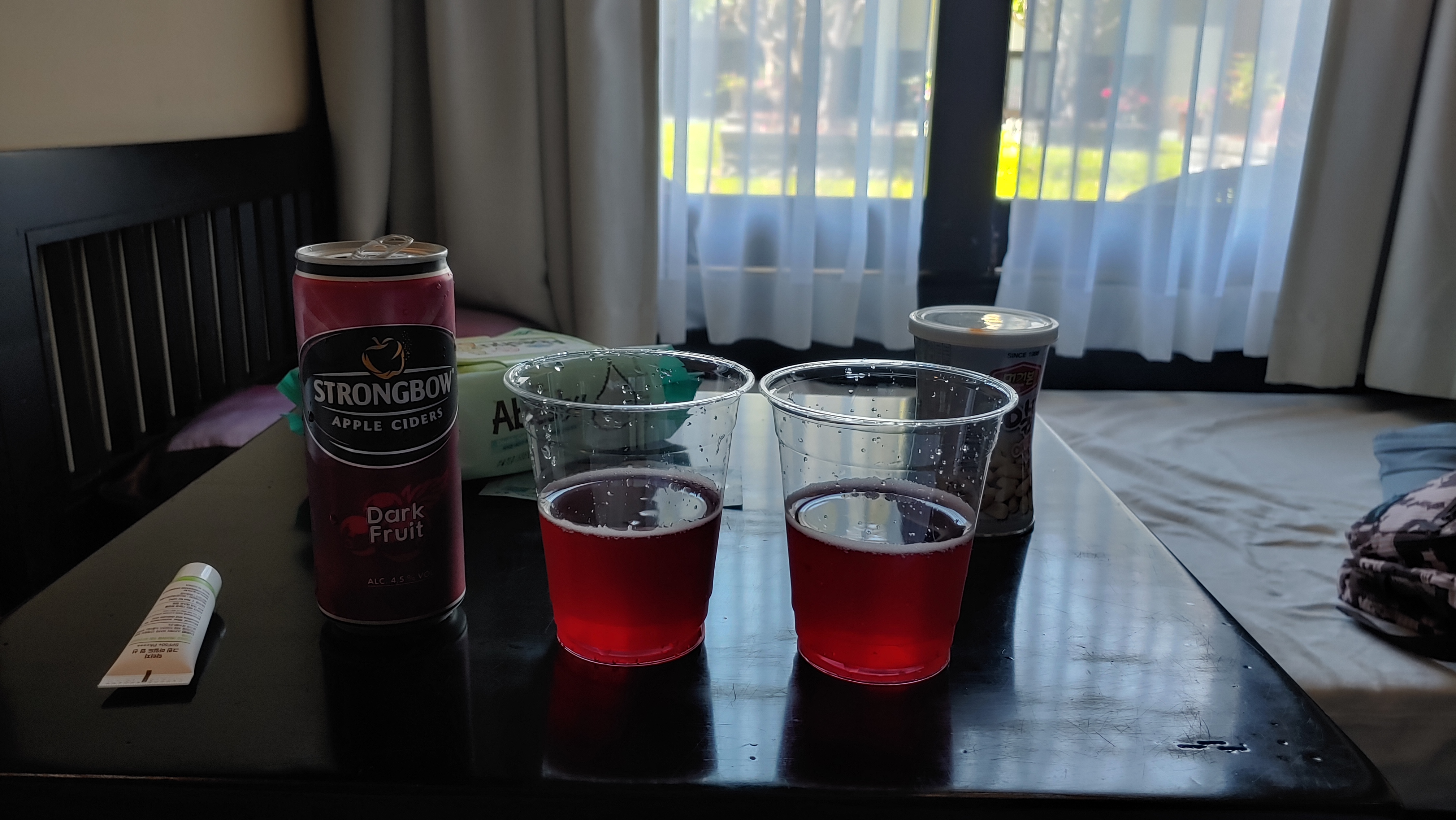 애플사이더가 컵에 따라져 있는 모습