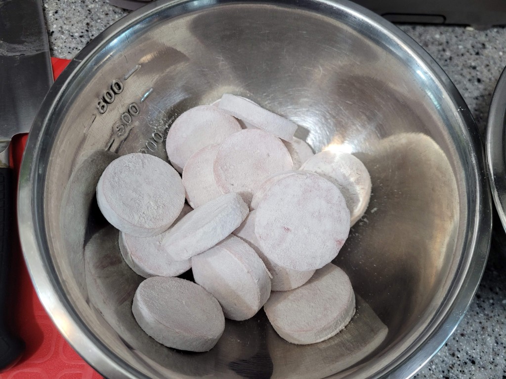 밀가루가 입혀진 소시지