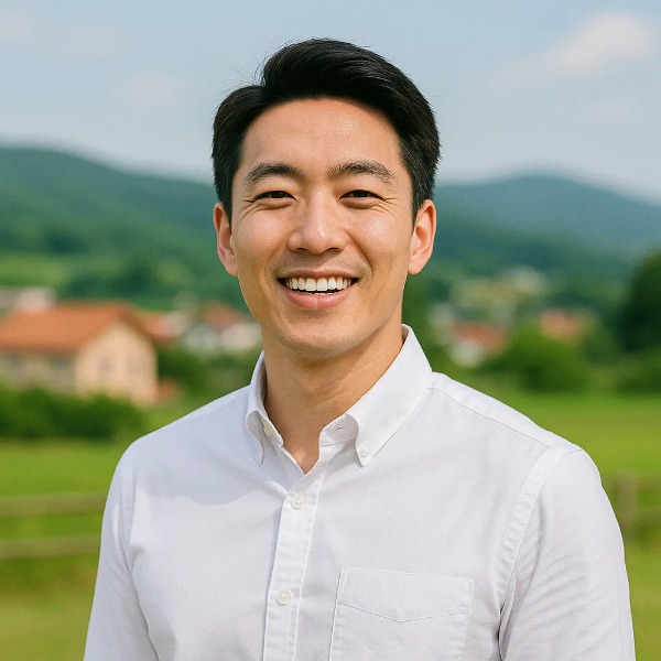 밝은 전원 도시를 배경으로 웃고 있는 한국인 남성이 지방 기회의 메시지를 전달하는 이미지