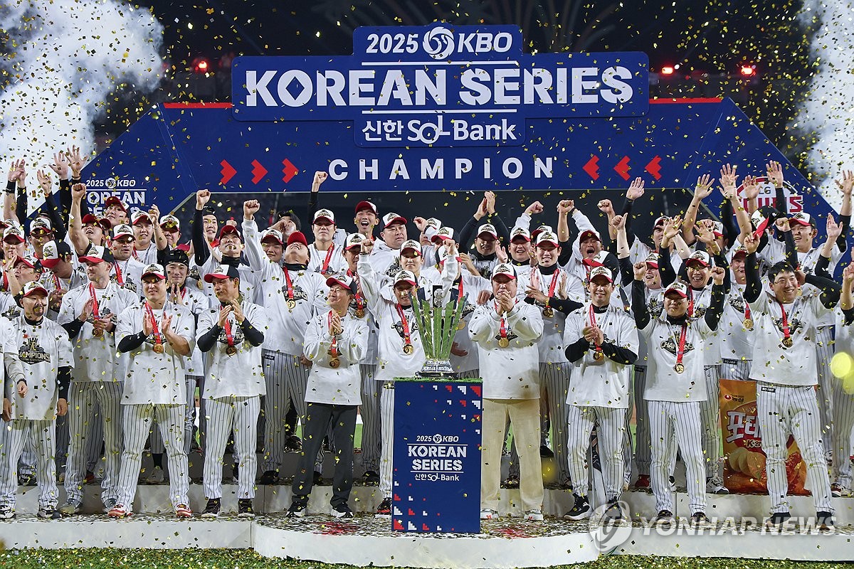 2025년 한국시리즈에서 우승한 LG 트윈스 선수들이 환호하며 트로피를 들어 올리는 역동적인 모습.