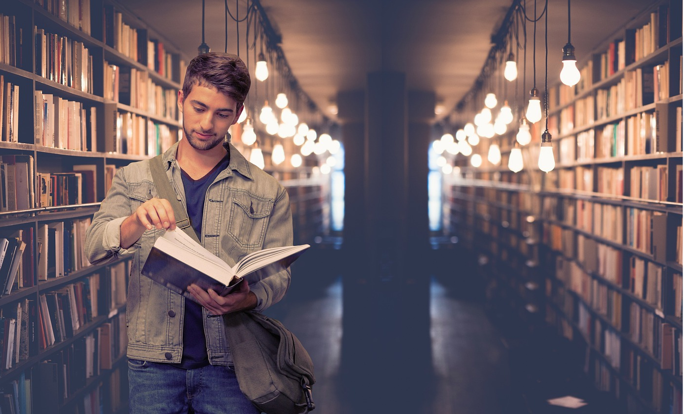 대학생이 도서관에서 책읽는 모습