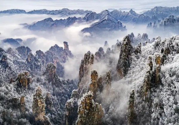 겨울-장가계의-눈-덮인-웅장한-봉우리와-운무가-조화롭게-어우러진-경관