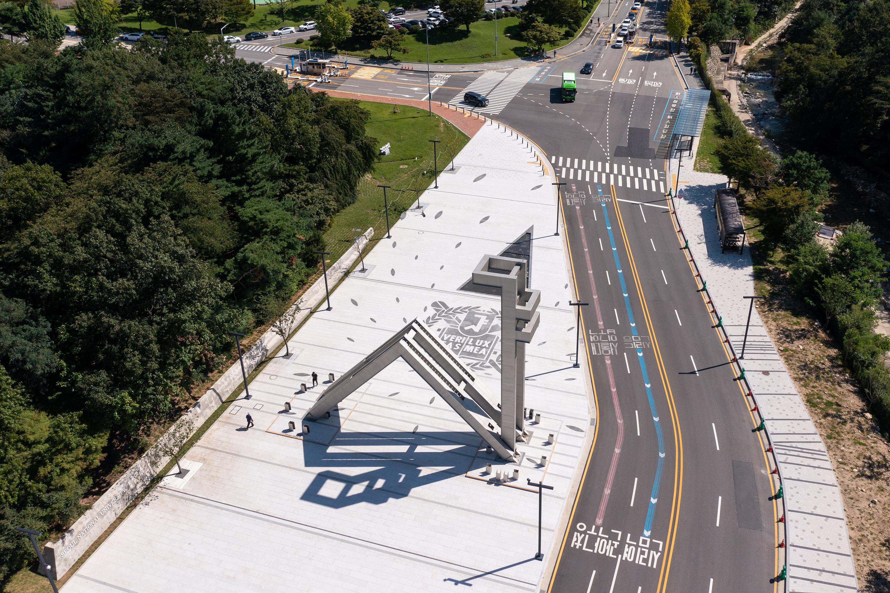 서울대 정문 광장의 모습