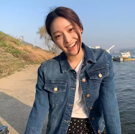 독전2 서하정 은관 / 청자켓 입고 웃는 모습