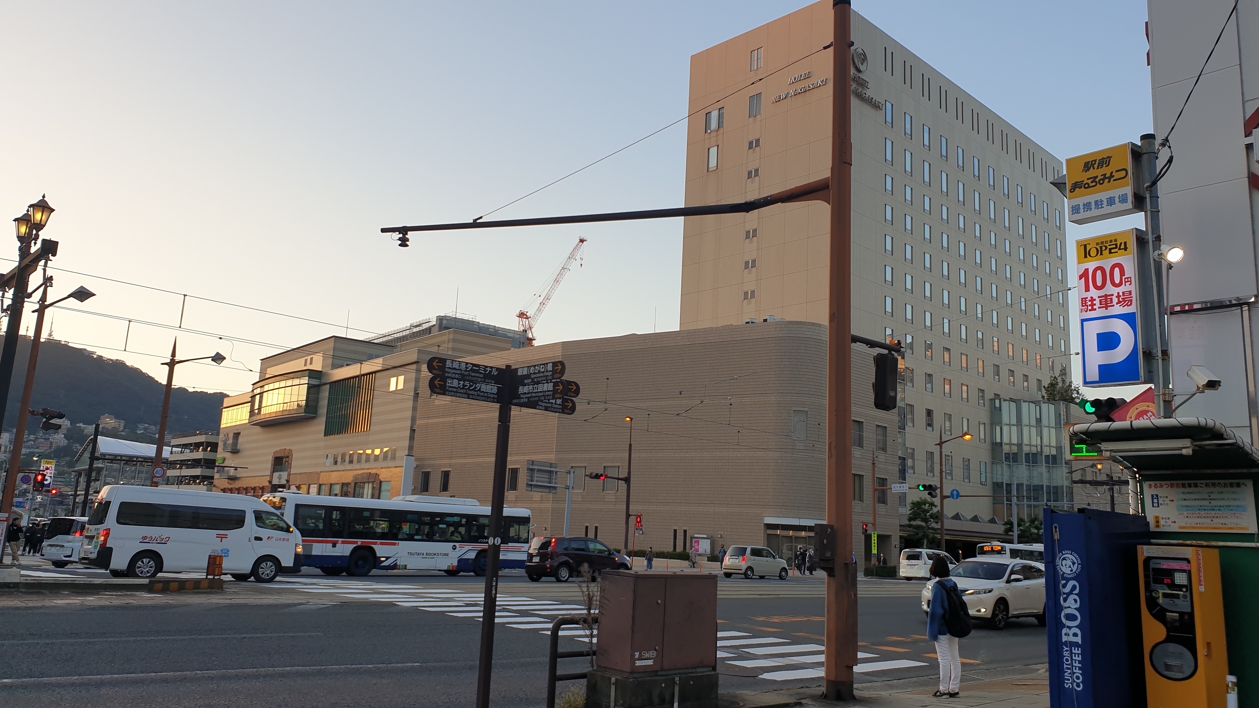 나가사키 터미널과 나가사키역 인근의 도심 모습