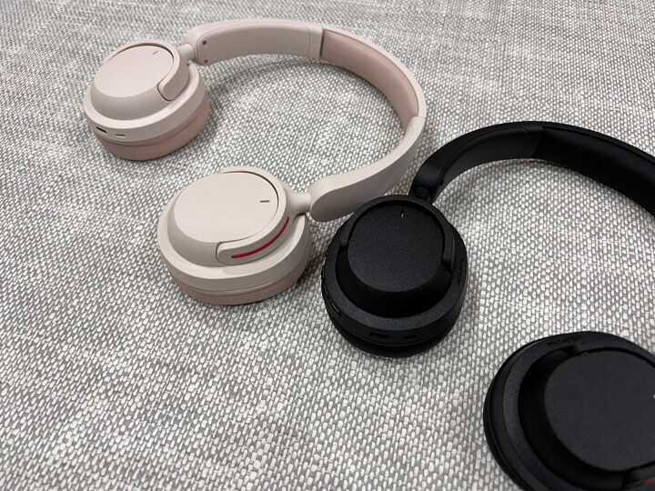 피아톤 헤드폰 베이지와 블랙 컬러