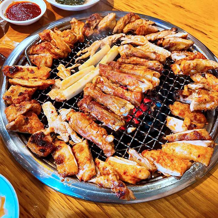 백반기행 박은영 편 숯불 닭갈비 닭목살 닭발 비빔 막국수 묵밥 관악 신림 맛집 소개