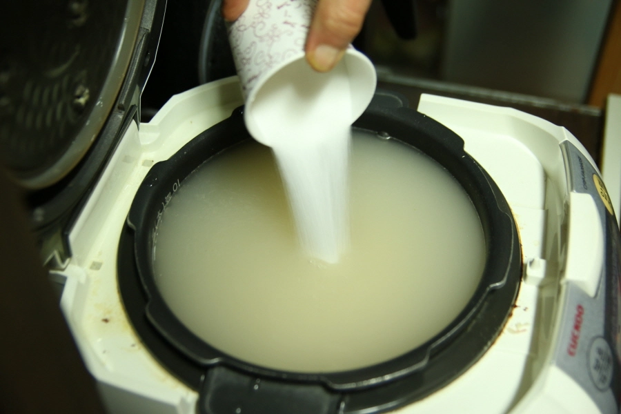 설탕 넣는 모습