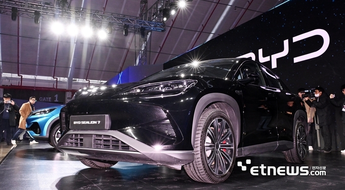 BYD 미디어 쇼케이스에 전시된 중형 전기 SUV '씨라이언7'.