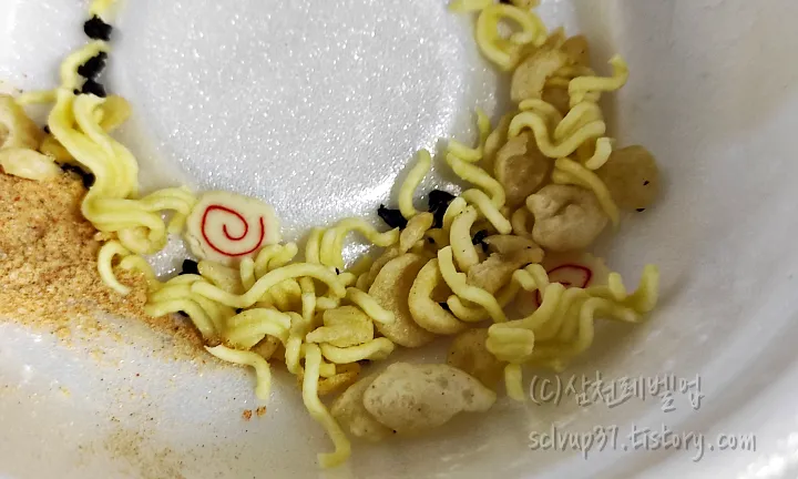 면 아래 건더기