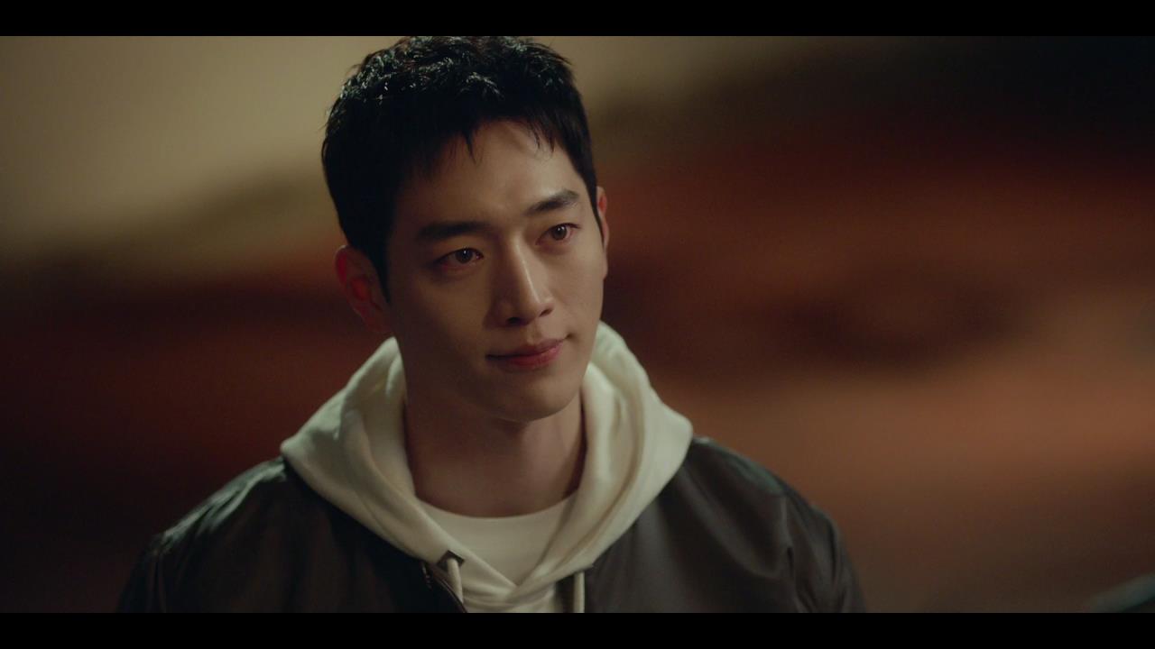 후드티 차림으로 서 있는 정해성의 8회 장면