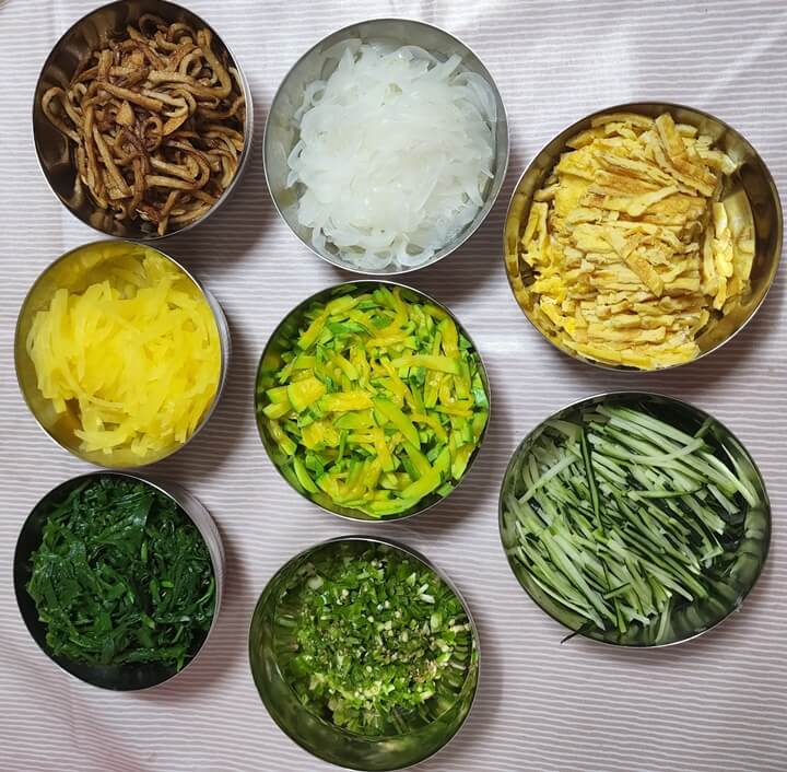 준비되어 있는 다대기들 (어묵,단무지,부추,양파,호박,계란,오이)