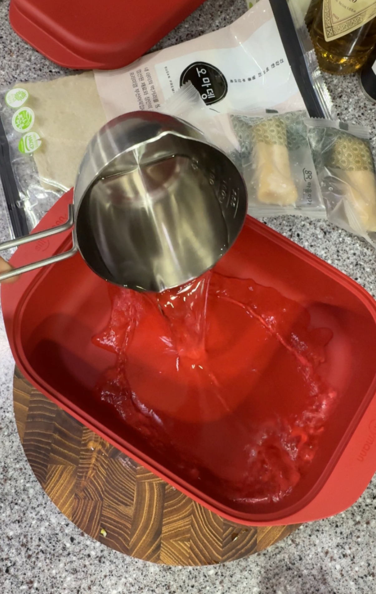 "고추장 양념에 물을 붓는 장면"