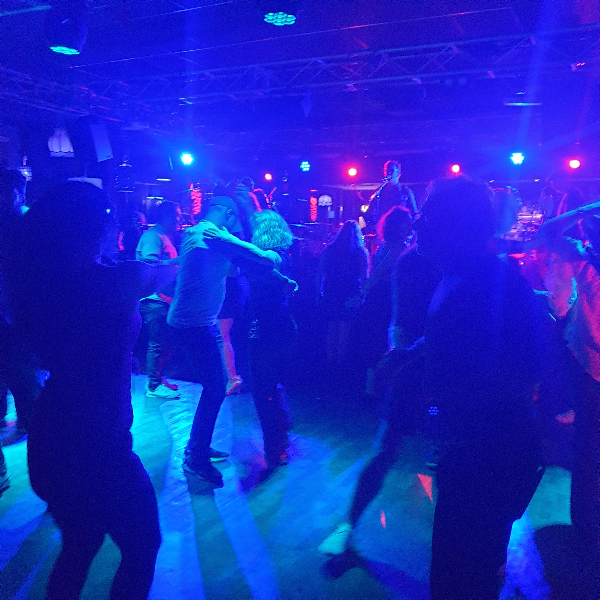 피츠로이에서 밤을 보내는 법: 피츠로이 클럽들(살사와 록 그리고 바차타)_the night cat_라이브 밴드와 춤추는 사람들