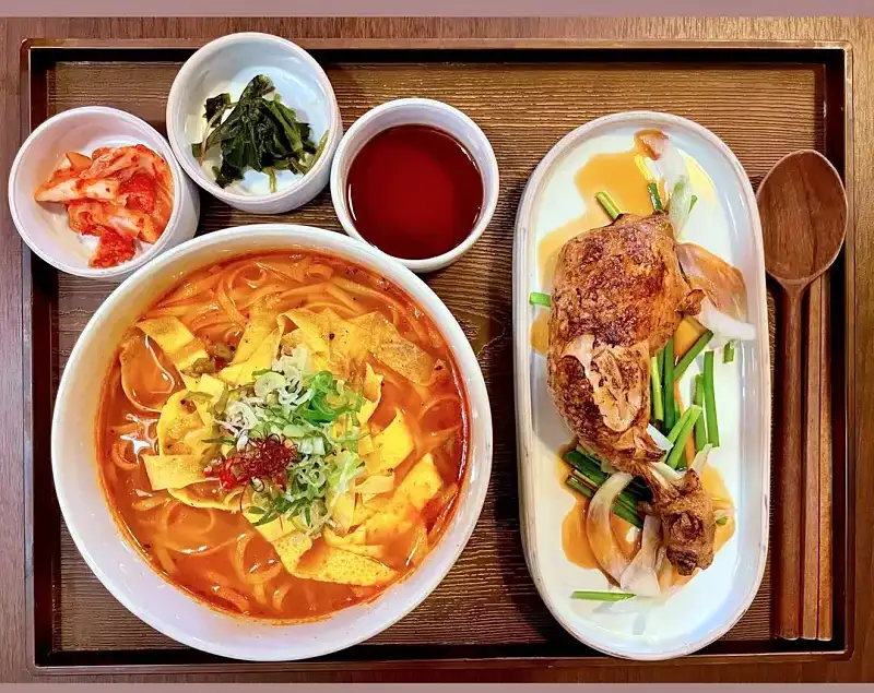줄서는식당 한혜진 추천 옥수수면 부드러운 닭다리 살 조합 얼큰 우사골옥면, 들기름 비빔옥면, 닭무침, 냉옥면 맛있는 식당 강남구청 논현동 맛집 소개