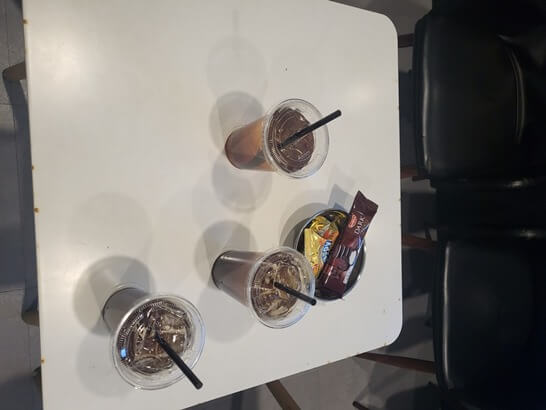 테이블-커피-과자