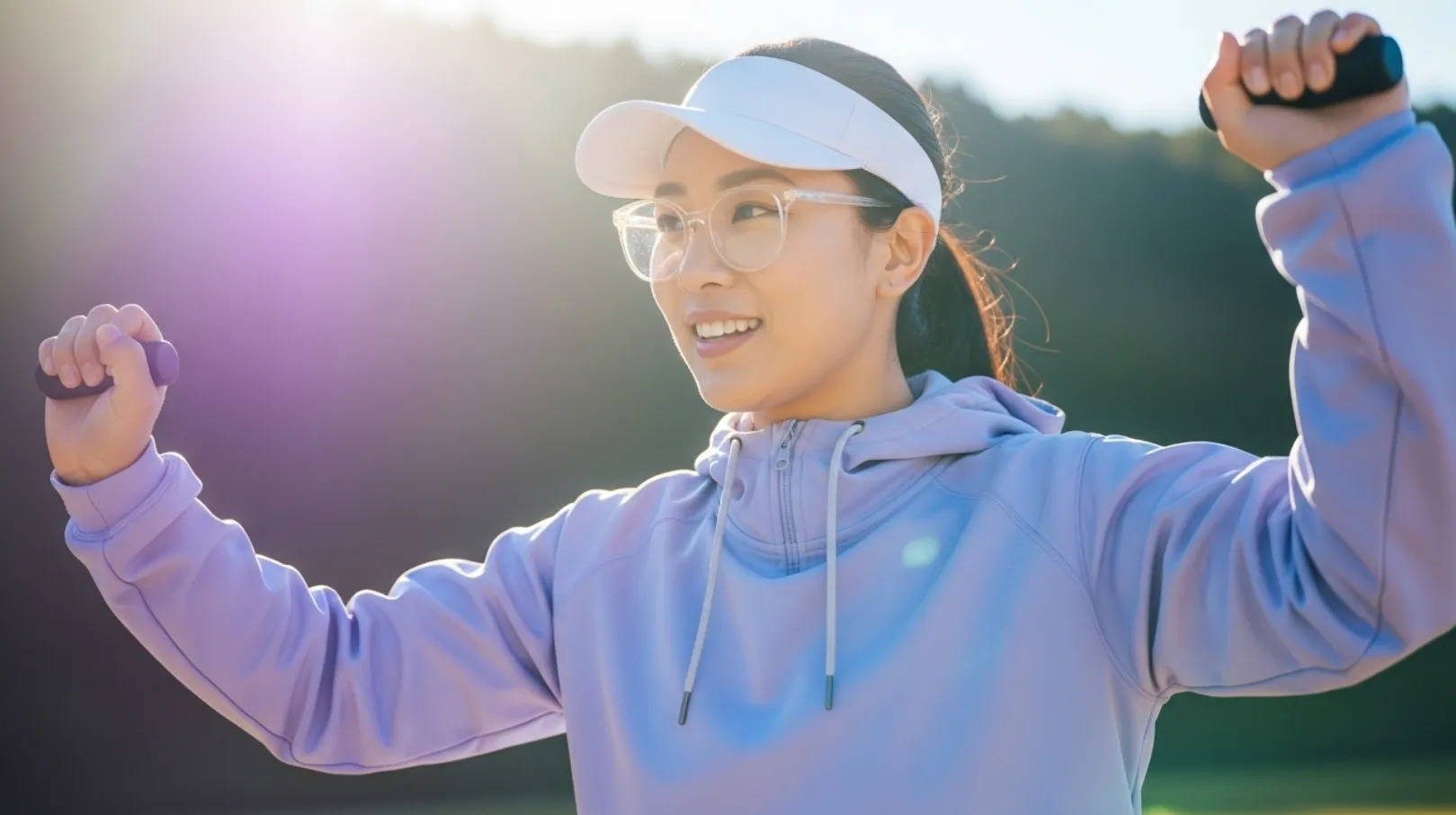 비타민D 햇빛 쬐기 하며 좋아한 젊은 여성이 팔을 들고 있는 장면