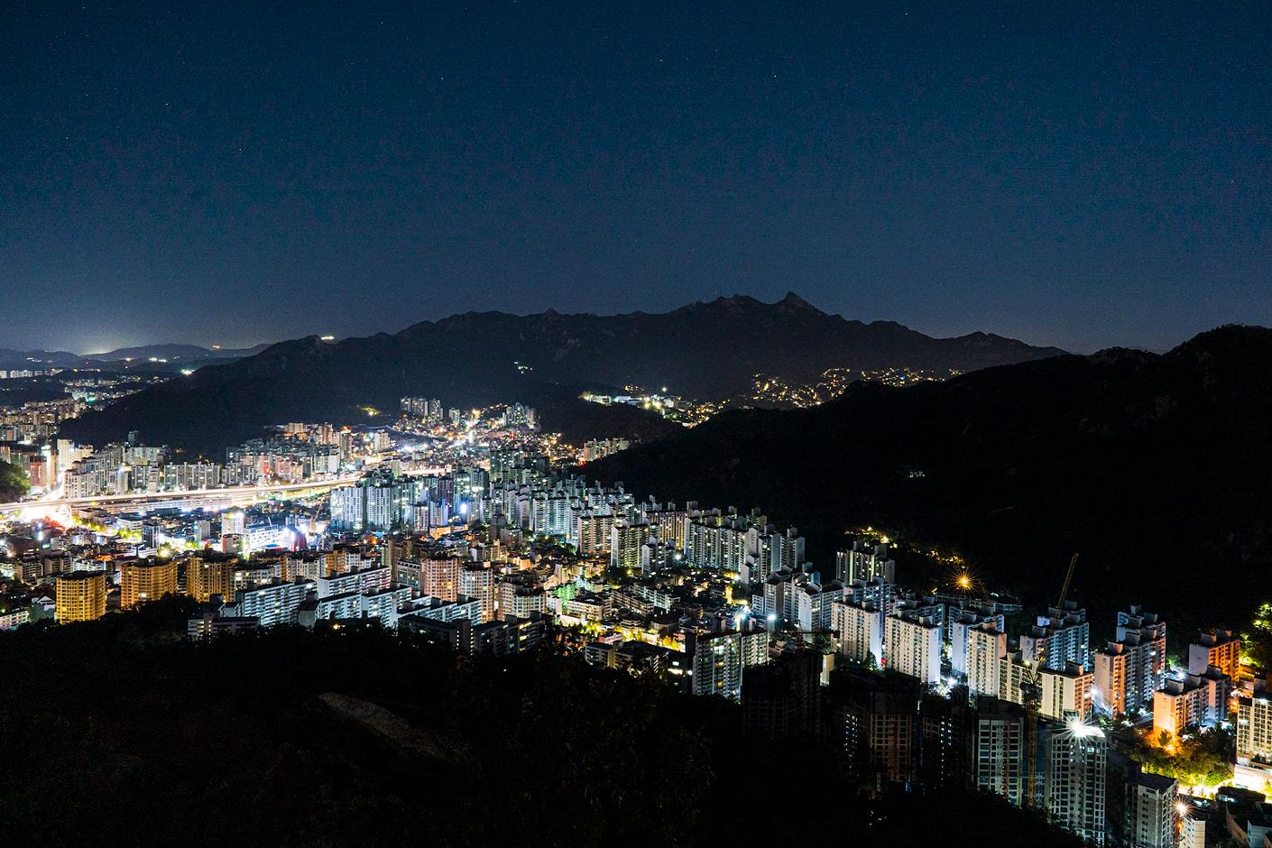 산 위에서 바라보는 도시의 야경