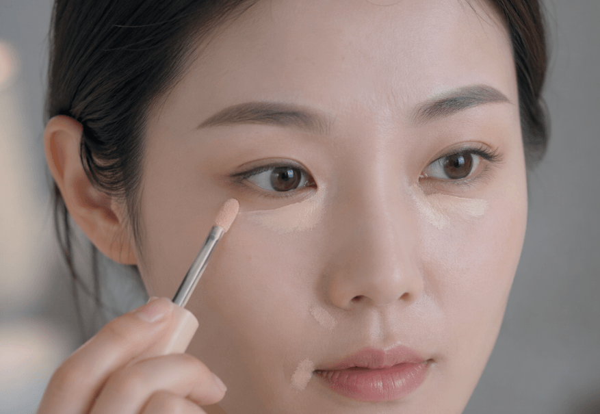 눈가 컨실러 바르는 모습