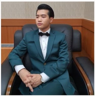 가수 조명섭 쇼파에 앉아있는 모습