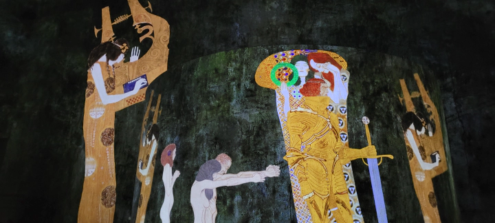 골드인모션에 전시된 구스타프 클림트의 작품들.