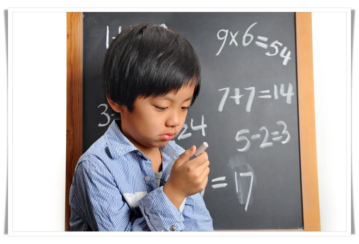 수학-문제를-풀고-있는-초등학생