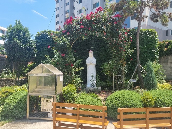 전주 송천동성당 성모상