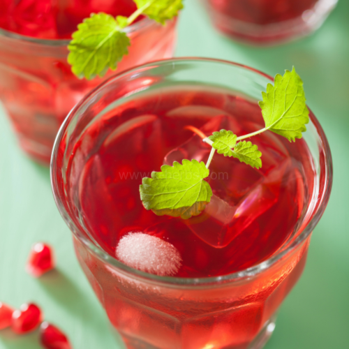 허브잎을 데코레이션한 아이스 히비스커스 차