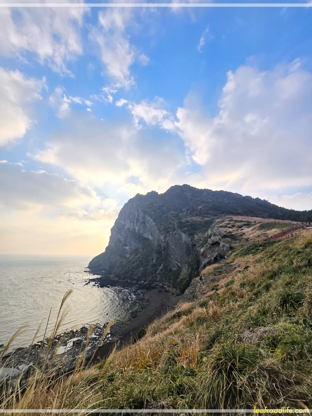 제주-여행-성산일출봉-무료탐방길쪽에서-바라본-모습