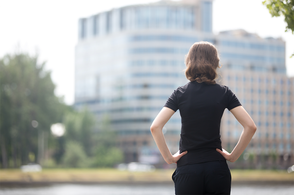 고민하고 있는 사람의 뒷 모습
