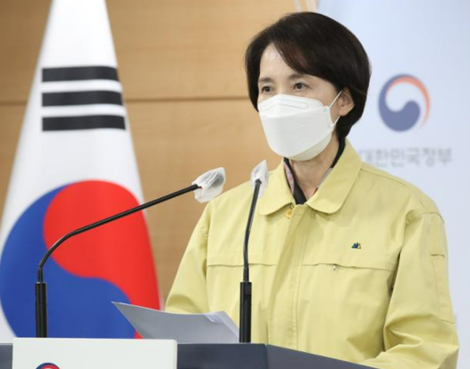 유은혜-사회부총리-겸-교육부-장관-브리핑