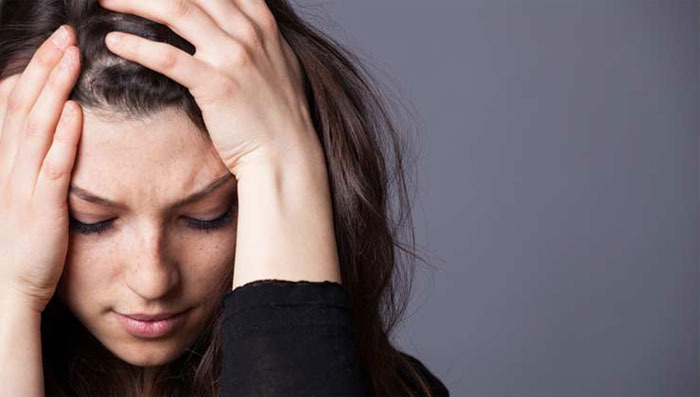 머리를-감싸안고-힘들어하는-여자