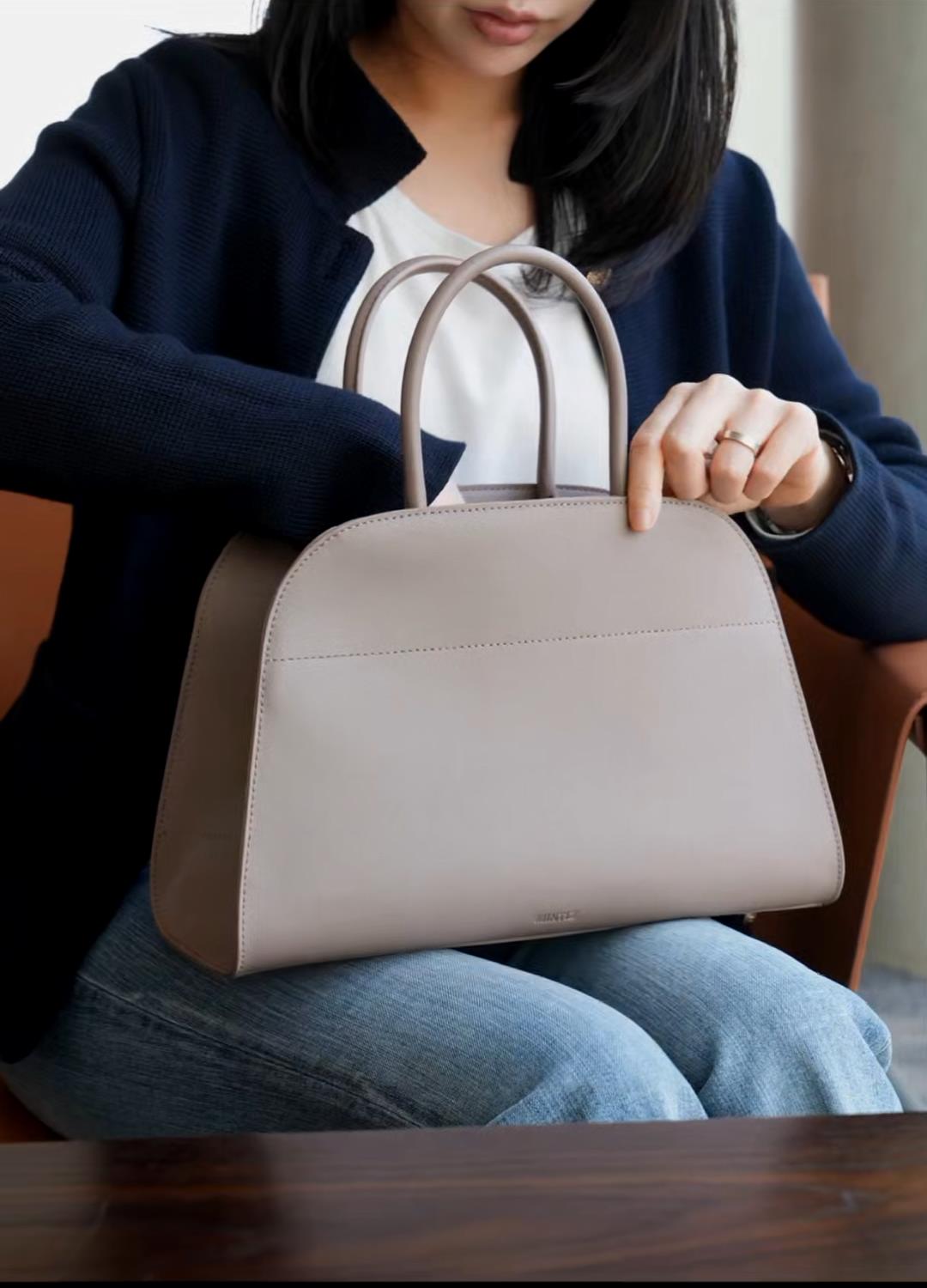 민티즈의 로고 없는 미니멀한 디자인의 천연 가죽 호보백 또는 토트백