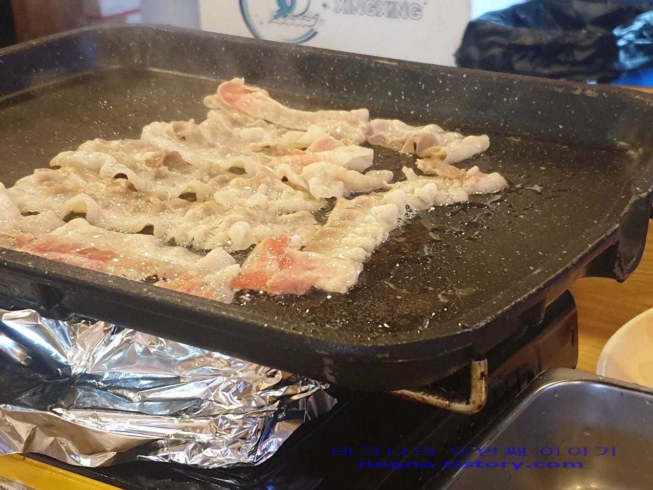 불판 위에서 익어가는 대패삼겹살