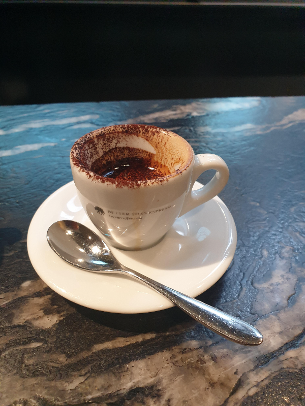 코코아가루로 토핑되어 있는 카페 스트라파짜토