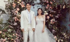 &ldquo;아직도 현실감 없어&rdquo; 팬들이 말하는 현빈&hearts;손예진 부부 관련사진