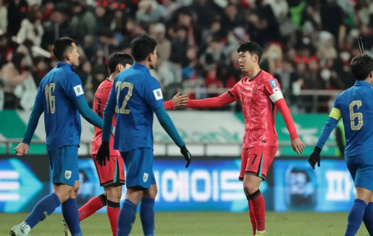 태국전- 경기가 끝나고 붉은 유니폼의 손흥민이 파란유니폼의 태국선수에게 악수를 청하는 모습