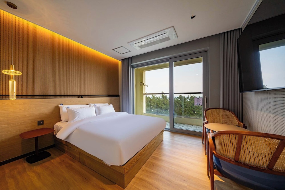 강릉 하운드 더 블루 호텔｜오션뷰&middot;넷플릭스&middot;카페까지&amp;#44; 할인 혜택으로 가성비 숙소 예약하기!