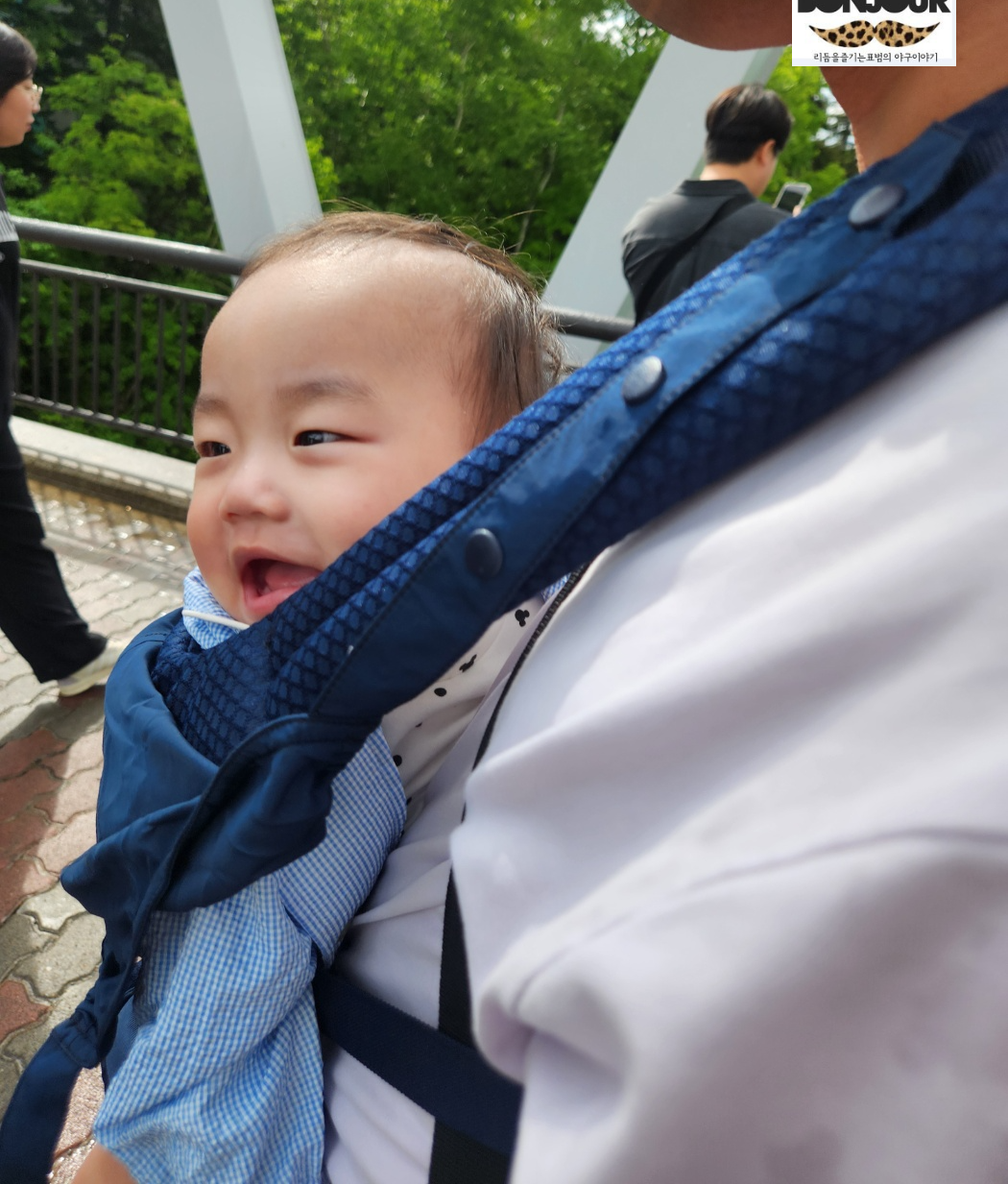 비에이 후라노 흰수염폭포 다리위에서 행복해하는 모습