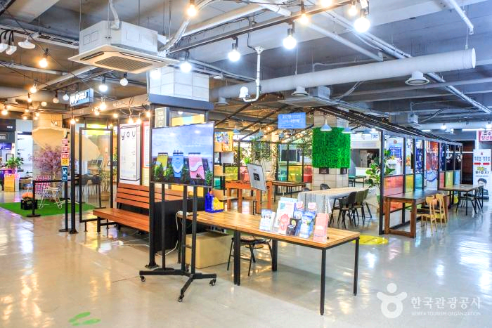 건물 내부에 있는 가게들이 있다.