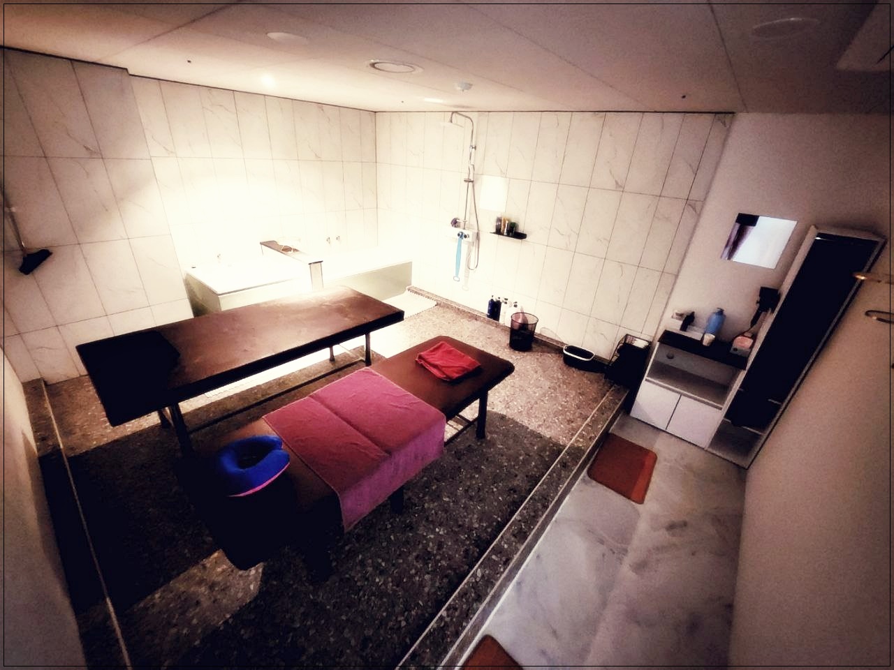 2개의 마사지베드와 파우더룸이 함께 있는 수원 호매실 까멜리아 관리실