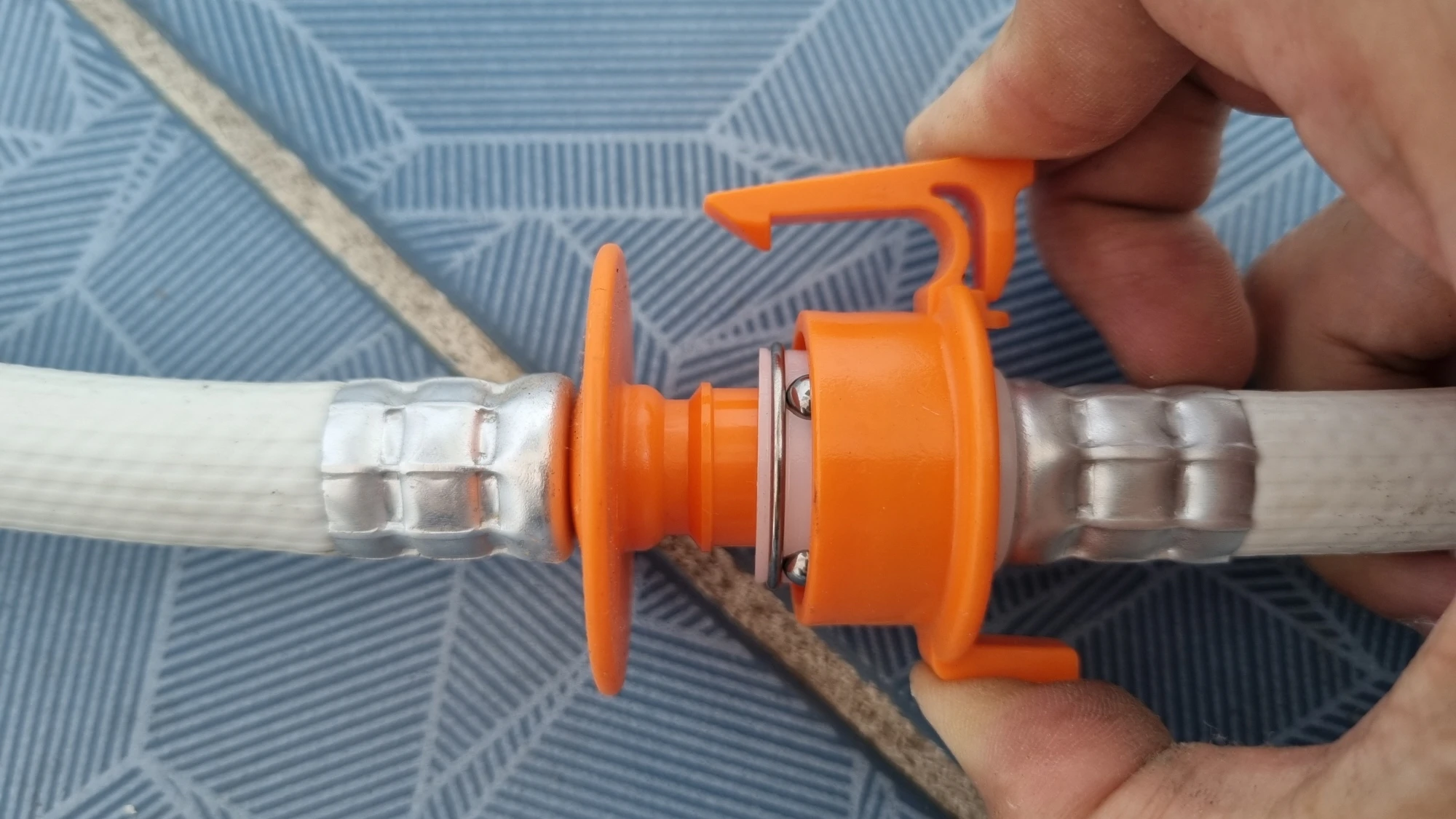 세탁기 연장 호스 연결하는 모습