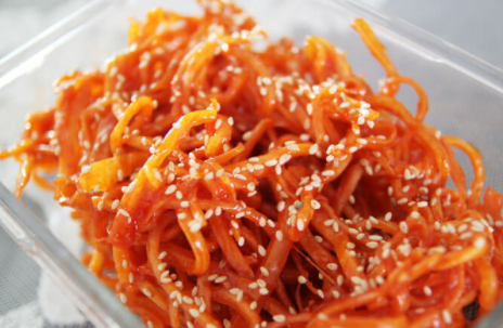 달고 쫄깃하게 요리한 오징어채볶음 완성 모습