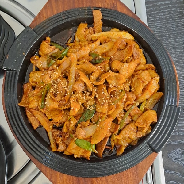 제육볶음이 테이블에 놓여 있습니다.