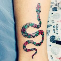팔뚝에-무지개빛-뱀-타투를-한-청년