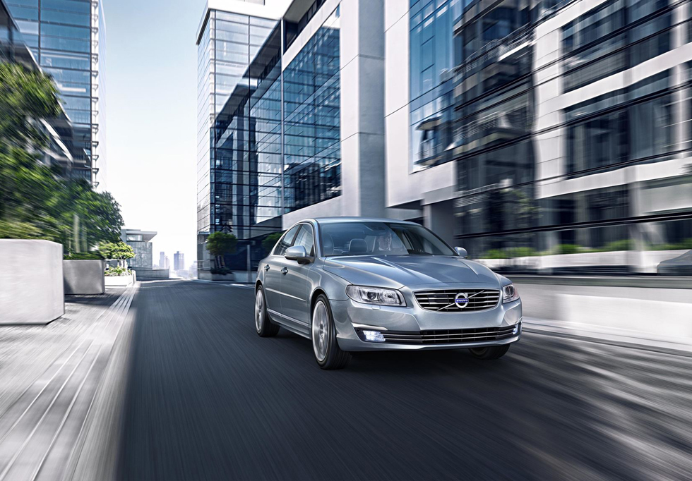 2016년식 볼보 S80 주행중 전면 디자인